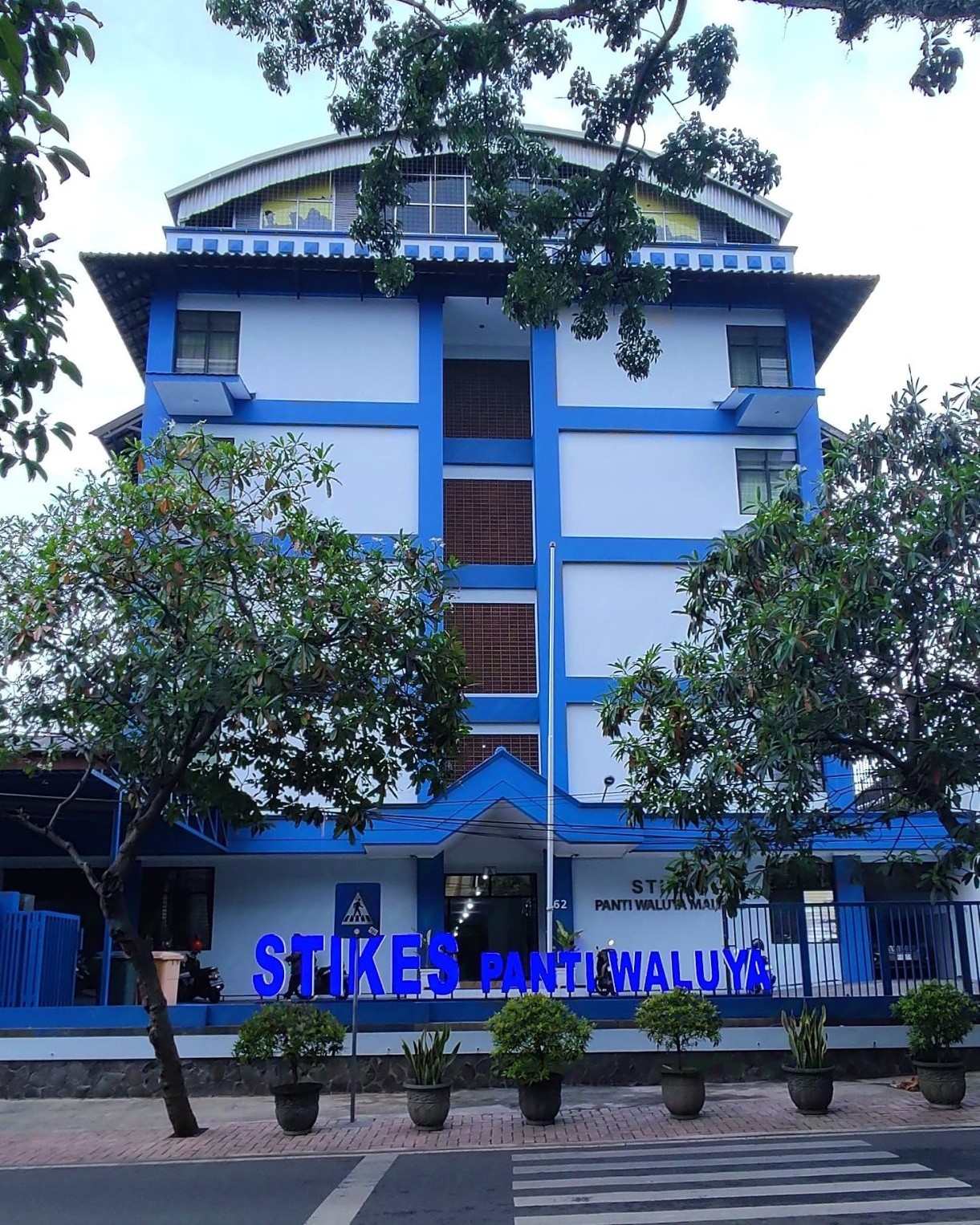 STIKes Panti Waluya Malang
